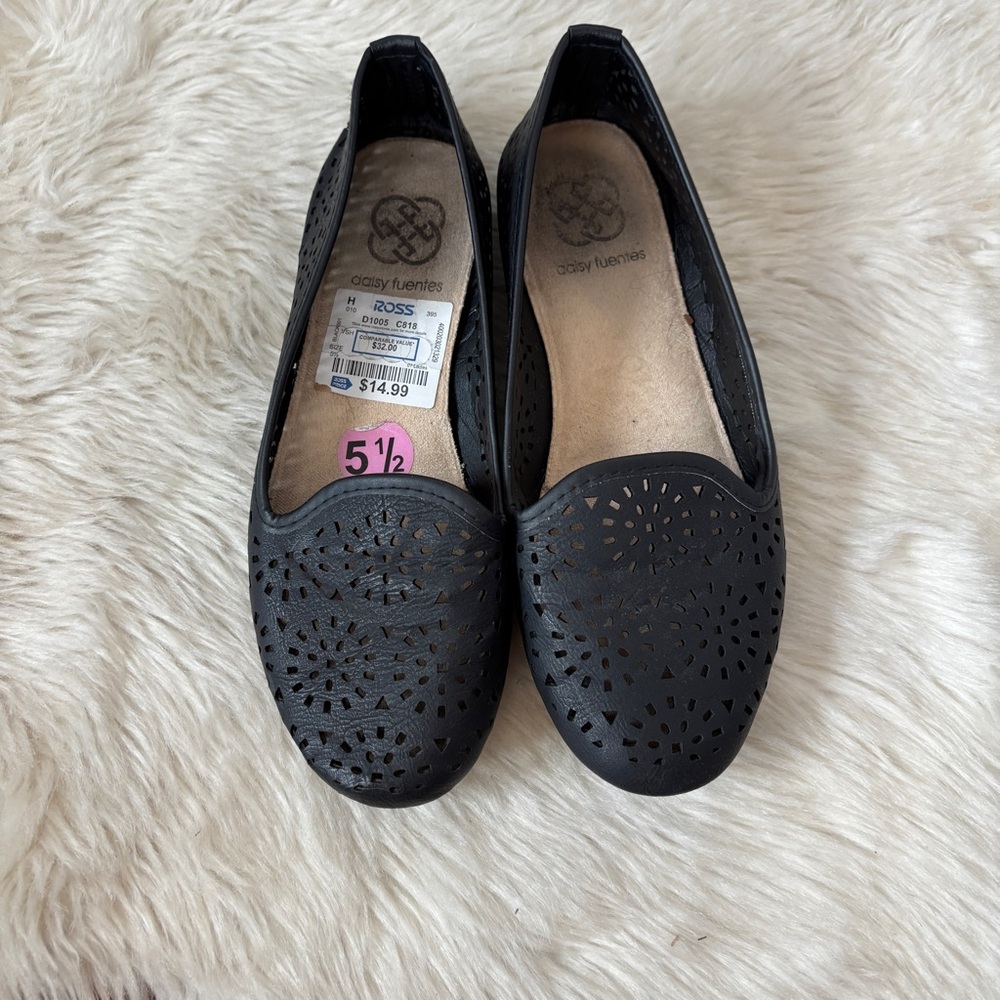 Daisy Fuentes Solid Black Laser Cut Flats